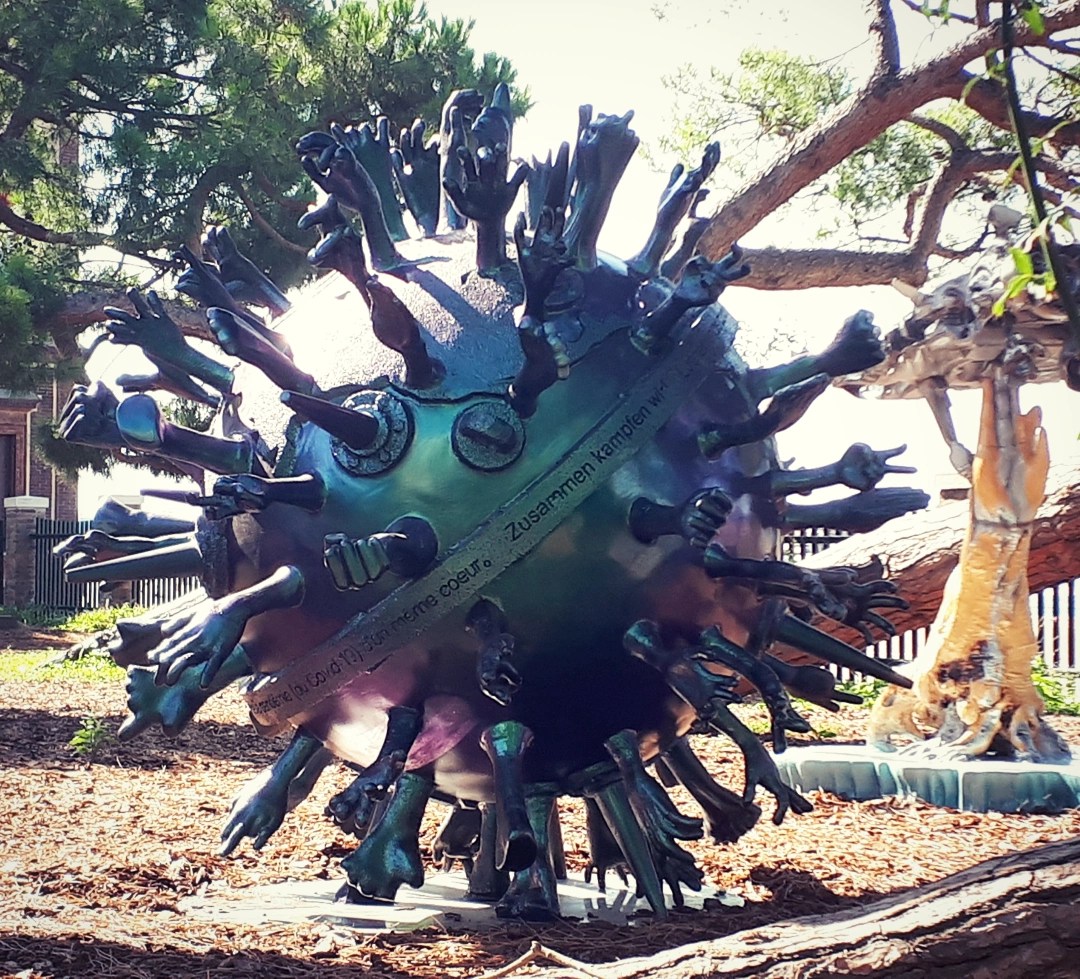 Scultura di Wantian Cui ai Giardini di Marinaressa