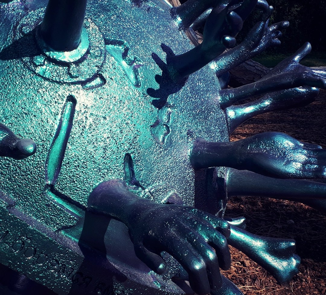 Scultura di Wantian Cui ai Giardini di Marinaressa