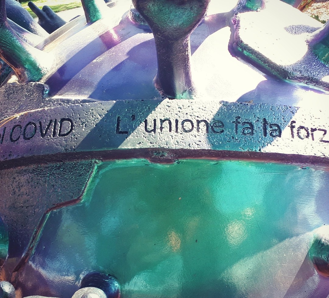 Scultura di Wantian Cui ai Giardini di Marinaressa