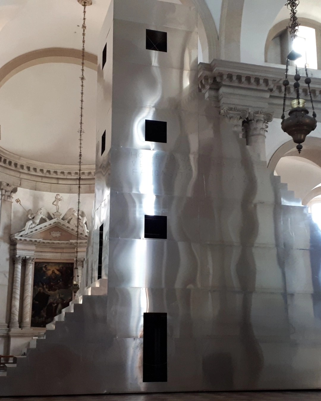 Alla Basilica Di San Giorgio Maggiore, nell'Isola Di San Giorgio, l'installazione "Scarch, the house to watch the sunset" dell'artista svizzero Not Vital