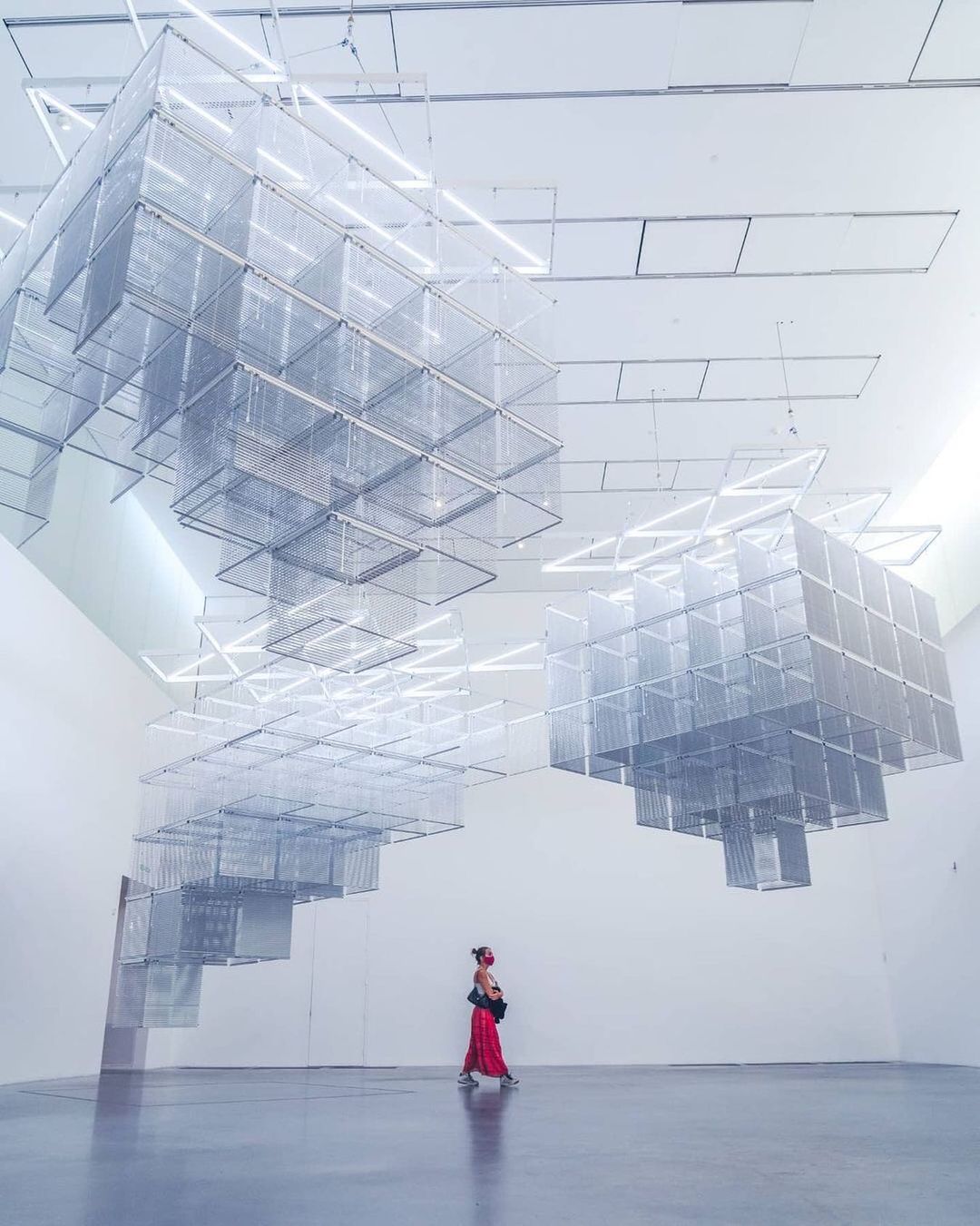 L'ampia installazione di Haegue Yang, intitolata Sol LeWitt Upside Down – Structure with Three Towers, Expanded 23 Times, Split in Three, consiste di oltre 500 componenti indipendenti fatti di veneziane che insieme ricreano una delle opere distintive di LeWitt del 1986 – collegando il lavoro di LeWitt a lei i propri tentativi di liberarsi dall'urgenza di comporre e il modo in cui il pensiero modulare conduce alla proliferazione