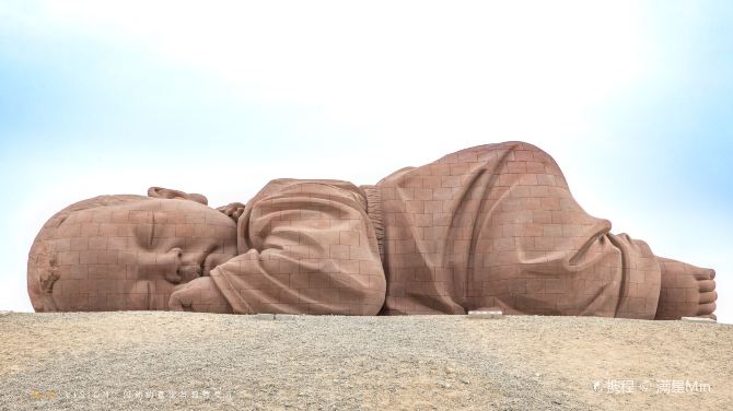 "The Son of the Earth" was created by Professor Dong Shubing of Tsinghua University in the Gobi Desert in Hongshanpo, Guazhou County, Gansu Province. The sculpture is 15 meters long, 4.3 meters high and 9 meters wide. The title of the work means that we are all the children of the earth. The design and construction of it was organized by Professor Dong Shubing, who also raised the funds needed. After the construction, it was given to the local people free of charge. Professor Dong Shubing said that the reason for the construction of the "giant baby" was to protect the local living environment. Later, it became a landmark building on the desolate land of Guazhou.