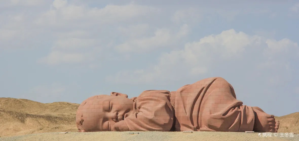 "The Son of the Earth" was created by Professor Dong Shubing of Tsinghua University in the Gobi Desert in Hongshanpo, Guazhou County, Gansu Province. The sculpture is 15 meters long, 4.3 meters high and 9 meters wide. The title of the work means that we are all the children of the earth. The design and construction of it was organized by Professor Dong Shubing, who also raised the funds needed. After the construction, it was given to the local people free of charge. Professor Dong Shubing said that the reason for the construction of the "giant baby" was to protect the local living environment. Later, it became a landmark building on the desolate land of Guazhou.