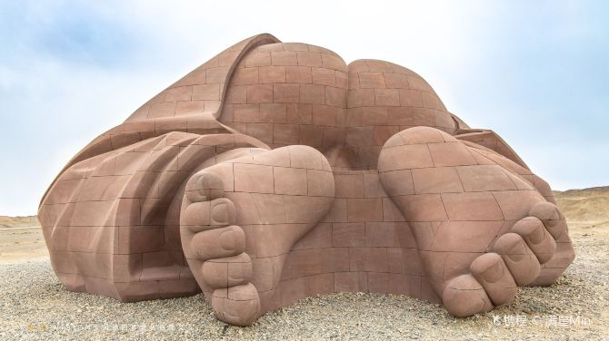 "The Son of the Earth" was created by Professor Dong Shubing of Tsinghua University in the Gobi Desert in Hongshanpo, Guazhou County, Gansu Province. The sculpture is 15 meters long, 4.3 meters high and 9 meters wide. The title of the work means that we are all the children of the earth. The design and construction of it was organized by Professor Dong Shubing, who also raised the funds needed. After the construction, it was given to the local people free of charge. Professor Dong Shubing said that the reason for the construction of the "giant baby" was to protect the local living environment. Later, it became a landmark building on the desolate land of Guazhou.