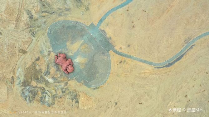 "The Son of the Earth" was created by Professor Dong Shubing of Tsinghua University in the Gobi Desert in Hongshanpo, Guazhou County, Gansu Province. The sculpture is 15 meters long, 4.3 meters high and 9 meters wide. The title of the work means that we are all the children of the earth. The design and construction of it was organized by Professor Dong Shubing, who also raised the funds needed. After the construction, it was given to the local people free of charge. Professor Dong Shubing said that the reason for the construction of the "giant baby" was to protect the local living environment. Later, it became a landmark building on the desolate land of Guazhou.