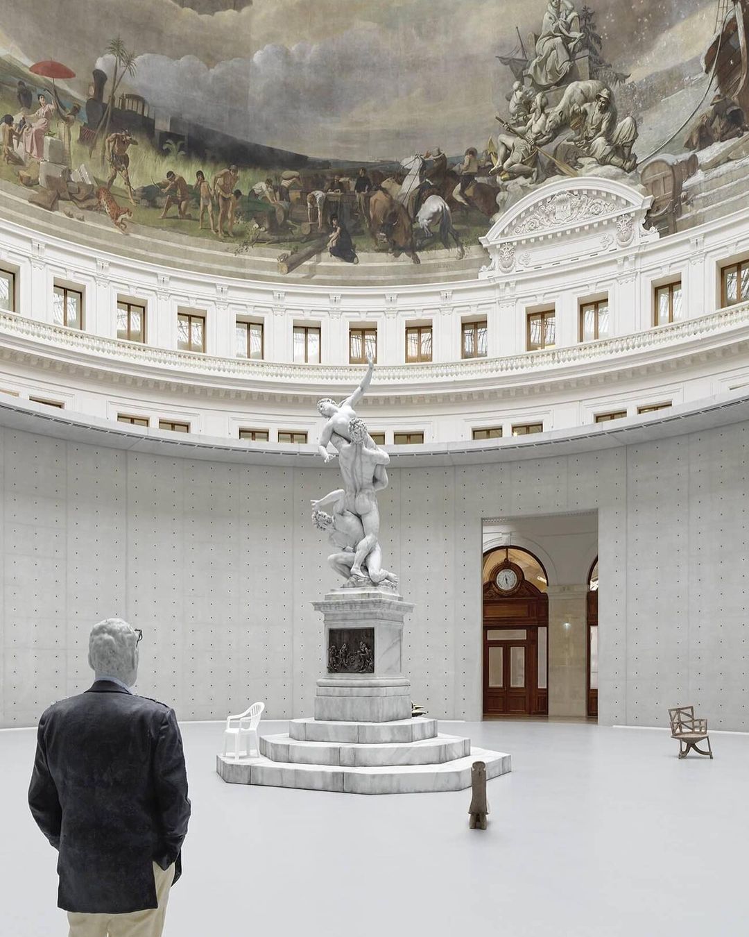 Urs Fischer brucia le sculture di cera alla Bourse de Commerce di Parigi