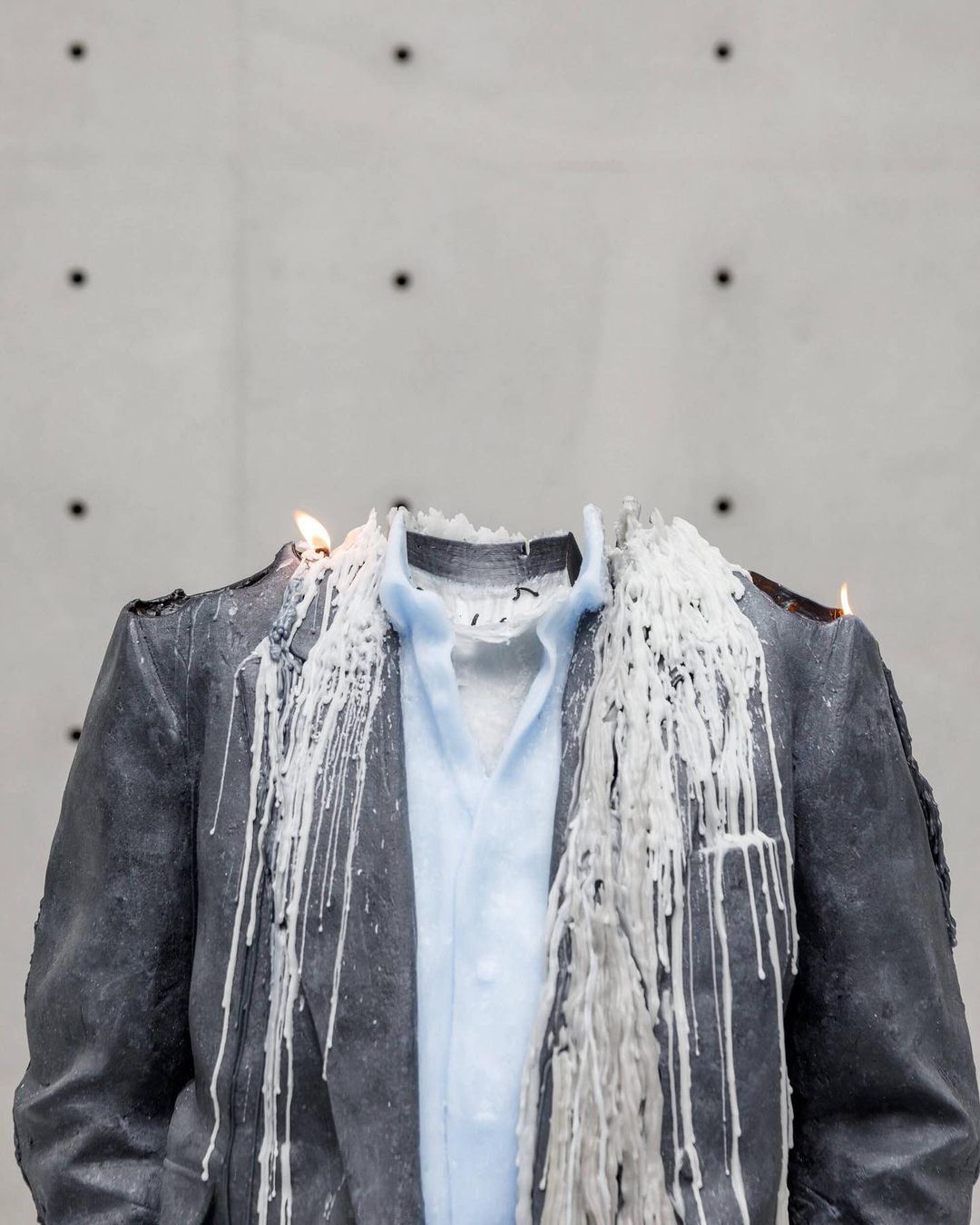 Urs Fischer brucia le sculture di cera alla Bourse de Commerce di Parigi