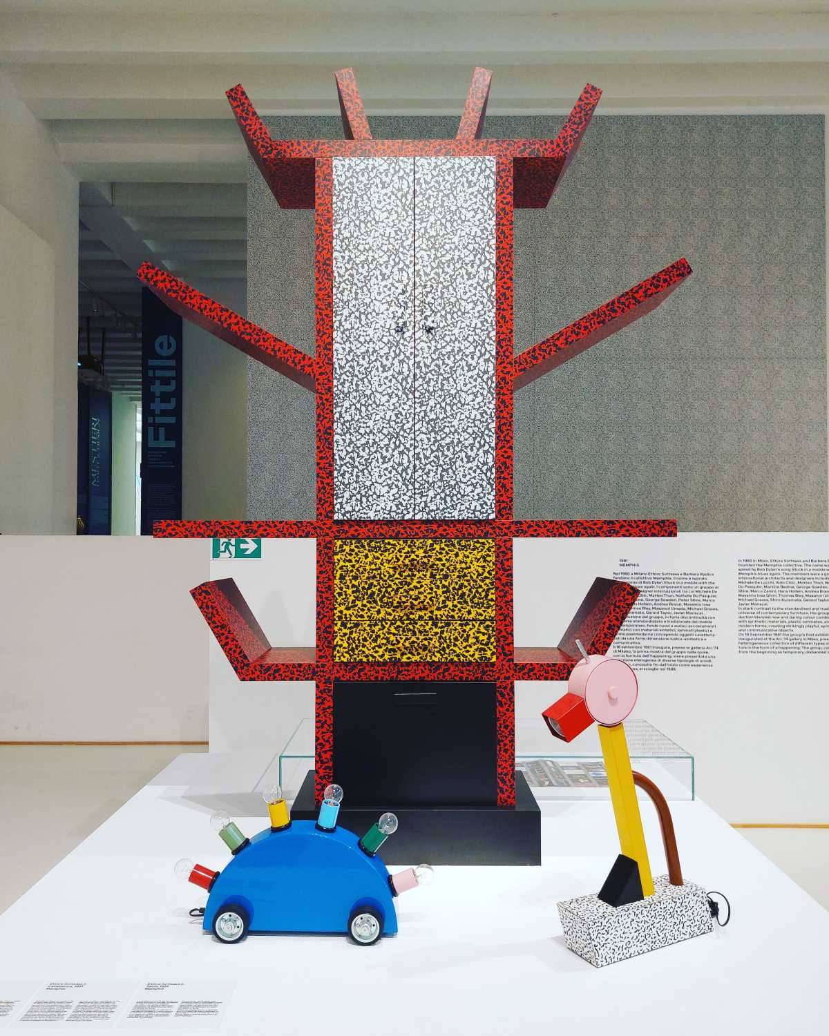 Libreria Casablanca (1981) di Ettore Sottsass per il gruppo Memphis, uno dei pezzi in primo piano nella collezione permanente di design della Triennale Di Milano