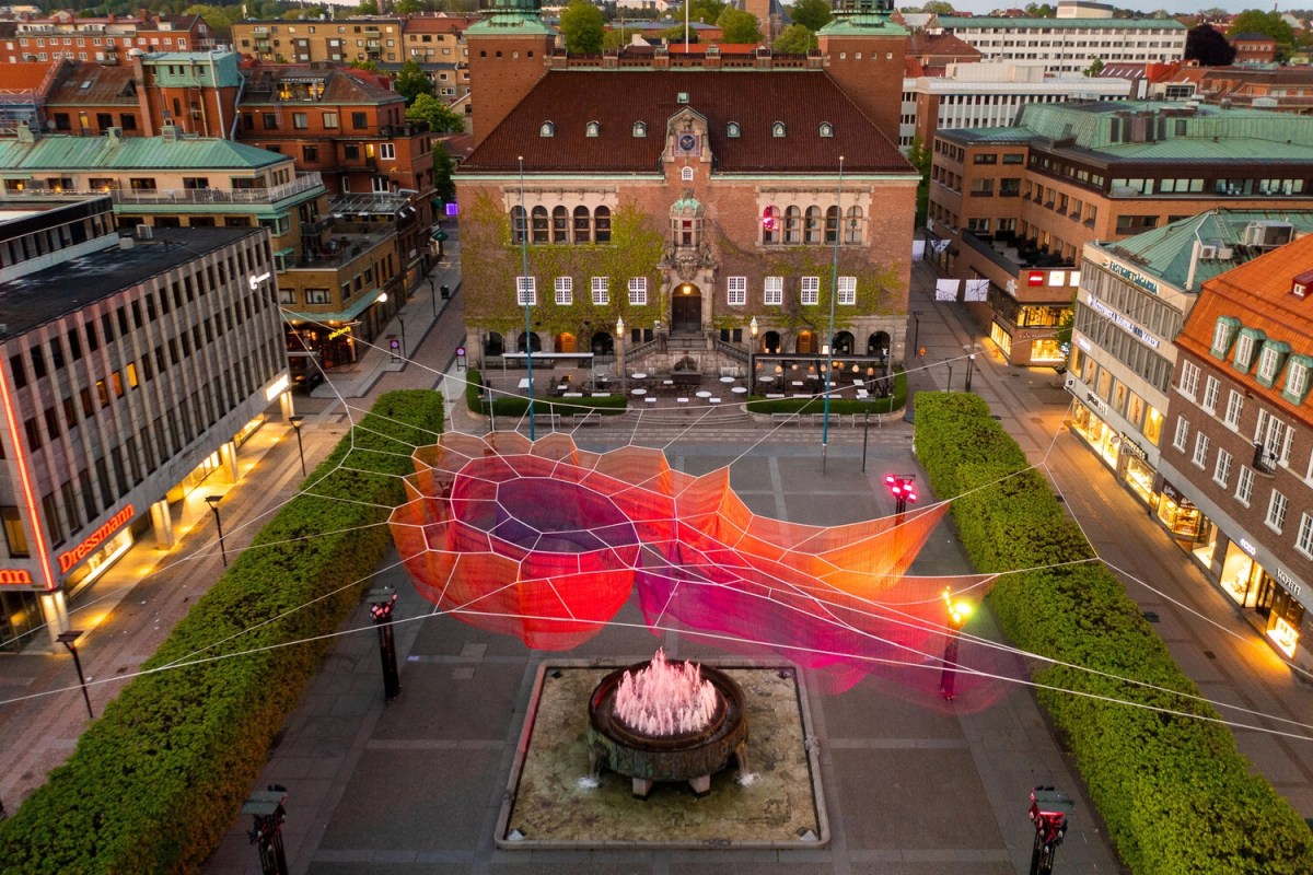 Janet Echelman. “Earthtime 1.78” (2021), Borås, Sweden