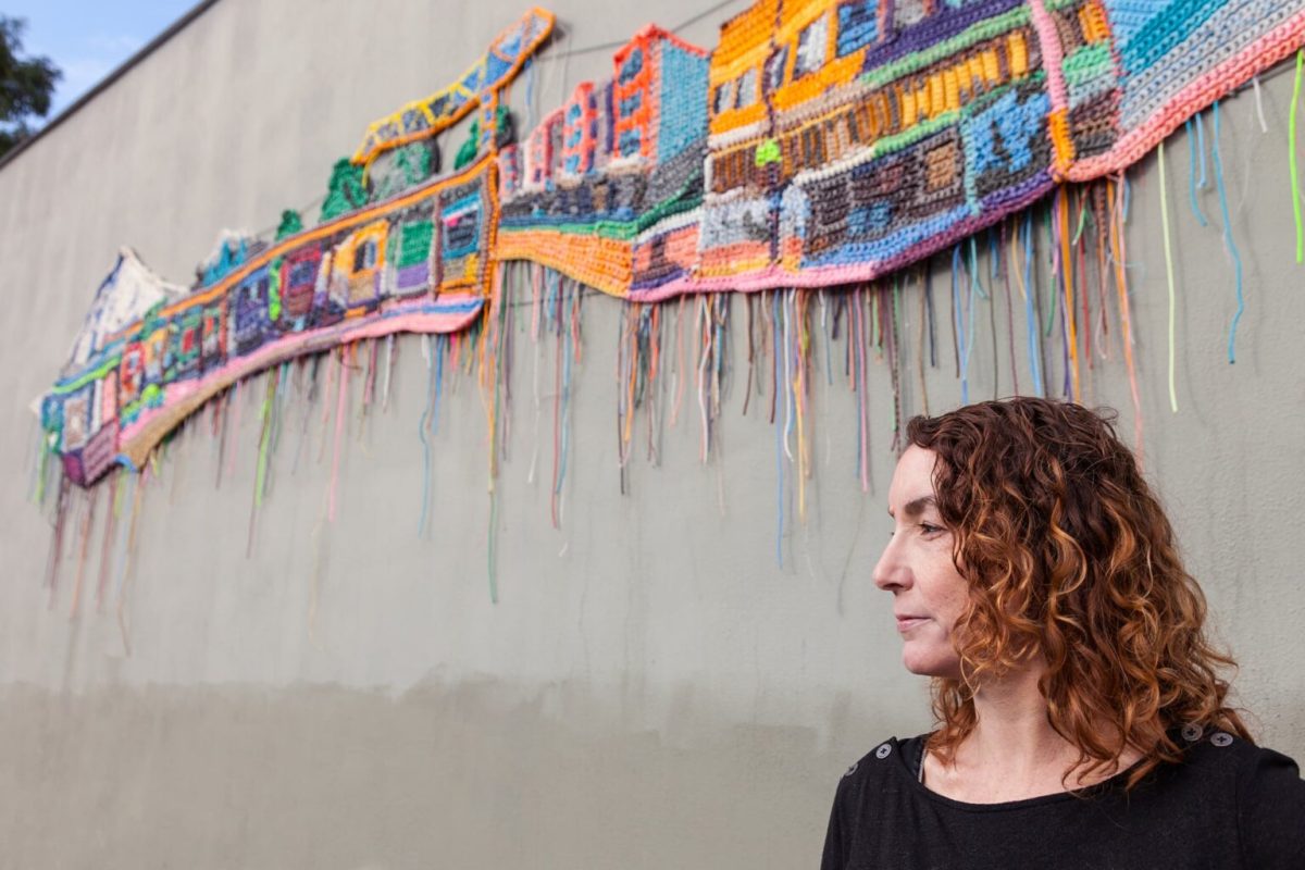 Hamilton davanti a un progetto murale all'uncinetto del 2019 su SE Foster Road a Portland. Foto di Kevin McConnell