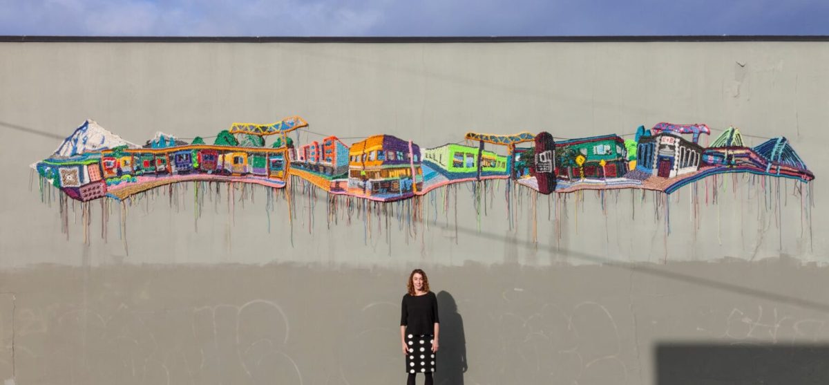 Hamilton davanti a un progetto murale all'uncinetto del 2019 su SE Foster Road a Portland. Foto di Kevin McConnell