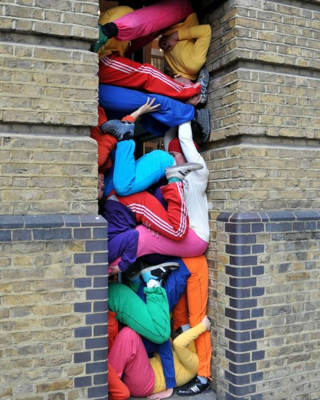 "Bodies in Urban Spaces" by Willi Dorner, una performance in cui i ballerini si muovono nella città e inseriscono i loro corpi negli angoli e nelle fessure degli spazi pubblici.