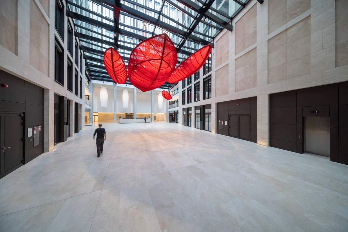 "Passage" by Chiharu Shiota @ the Winx Tower in Frankfurt/ Main