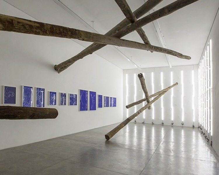 "Precaução de contato" by Carlito Carvalhosa