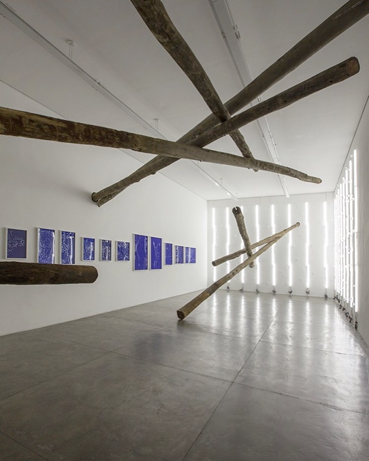 "Precaução de contato" by Carlito Carvalhosa "Precaução de contato" by Carlito Carvalhosa